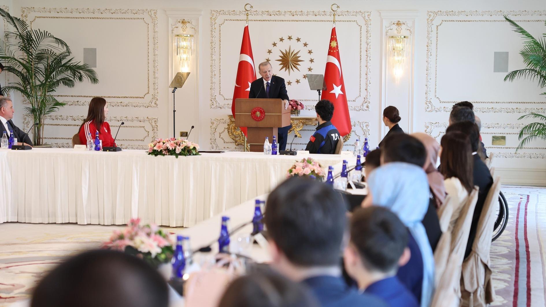 Erdoğan赞扬年轻人在<s:1> rkiye发展中的作用