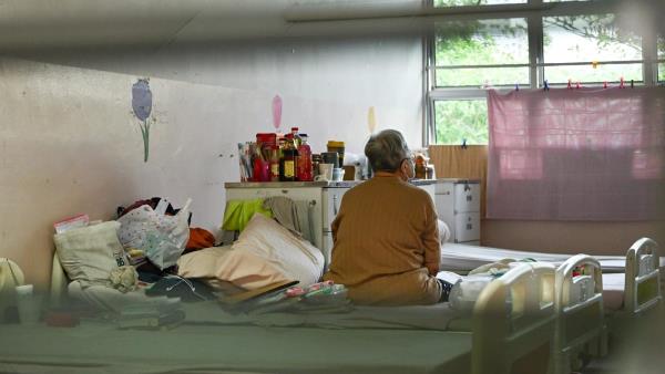 "无处可去"：探访女性寻求庇护却找到家的福利院