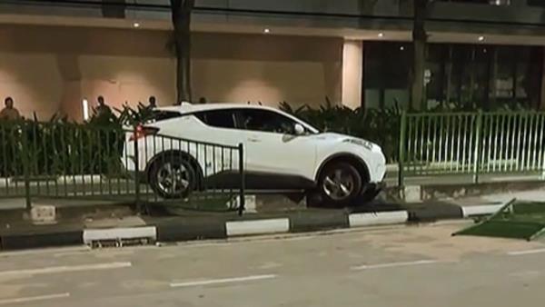 一名男子在撞上路中隔离栏并冲上赛马场路的路缘后被捕