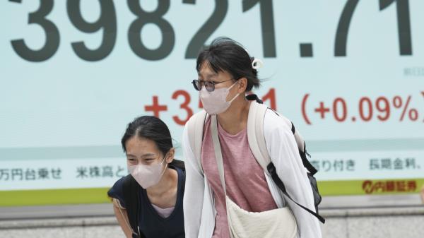 全球股市多数下跌 特朗普关税大限将至 美股却创下新高