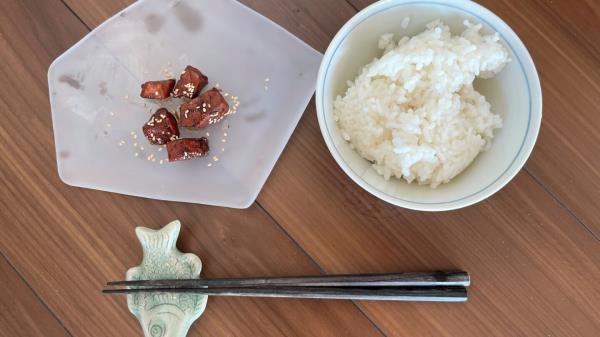 以下是翻译结果：

一份简单的佃煮食谱，日本日常配热米饭的小菜