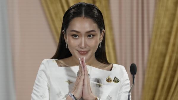 泰国总理因电话录音泄露被停职引发熟悉的政治动荡