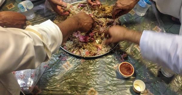 为用手进食辩护：文化、科学与殖民政治在Zohran Mamdani引发的争议中