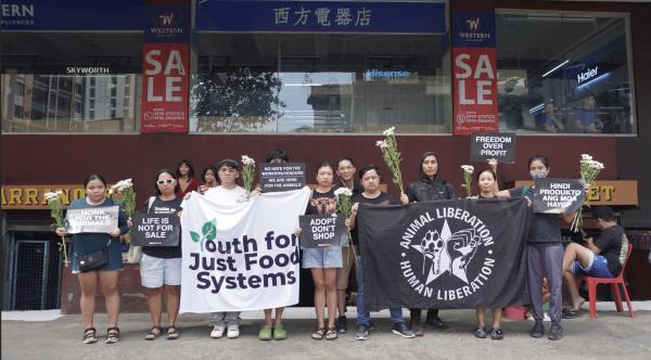 活动人士哀悼马尼拉宠物店笼中动物的死亡  第1张