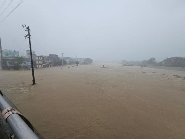 马科斯视察帕西格-马里基纳河道改善工程  第1张