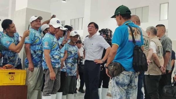 马科斯为伊洛伊洛市修复的渔港综合设施揭幕  第1张