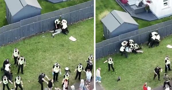 五人在街头抗议中与警方发生冲突后被逮捕 期间人群高喊"野兽"口号  第1张