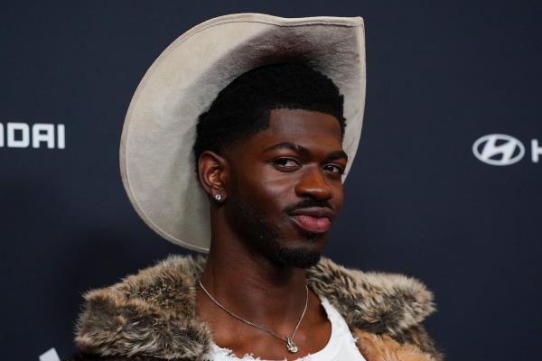 Lil Nas X因涉嫌在洛杉矶街头袭警被捕 此前曾近乎全裸出行  第1张