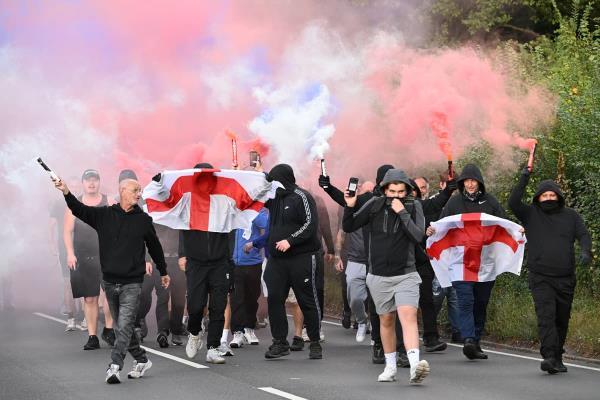 英移民酒店外爆发对峙！法官即将裁决禁制令上诉，抗议者与警方激烈冲突  第1张