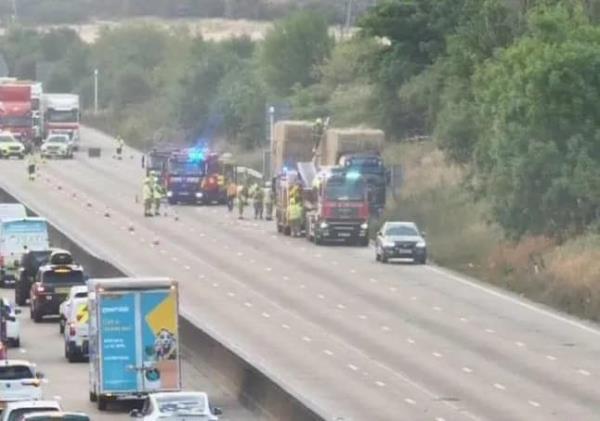 伦敦实时旅行快讯：M25高速公路因货车起火导致交通瘫痪