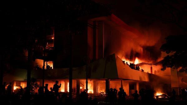 印尼国会大厦遭纵火，暴力示威持续升级！已致至少3人死亡，现场画面触目惊心！  第1张