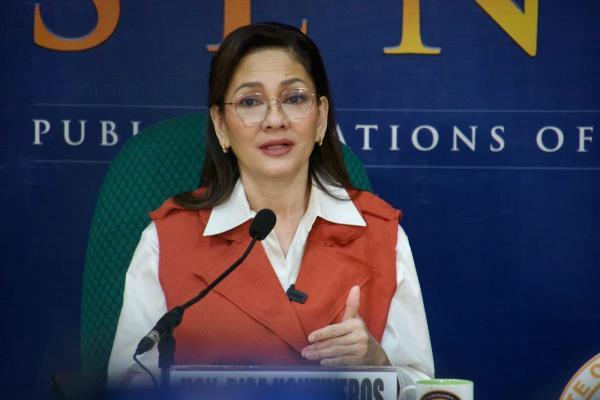 罗莎·洪蒂维罗斯力推教师加薪与药品免税政策，惠及民生引热议！  第1张