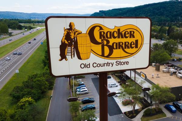 他一手设计了Cracker Barrel的经典标志，如今却深陷文化战争漩涡！  第1张