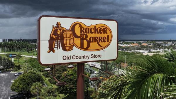 【突发】品牌翻车拖累业绩！Cracker Barrel财报爆雷股价大跌，转型策略遭市场用脚投票