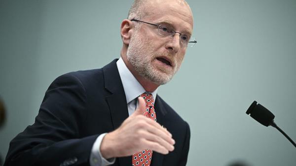 美国FCC委员卡尔怒批鸡毛秀：基米·科莫尔竟用查理·柯克"被杀"假新闻误导公众！