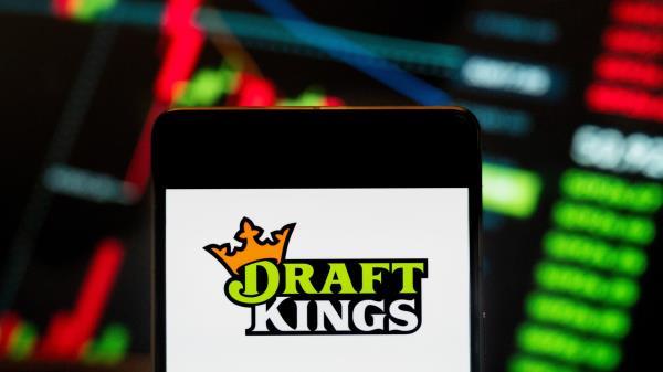 《强力球头奖狂飙，DraftKings一夜爆单！彩票狂欢引爆投注热潮》  

（解析：将"Massive Powerball jackpot"译为"强力球头奖狂飙&quo