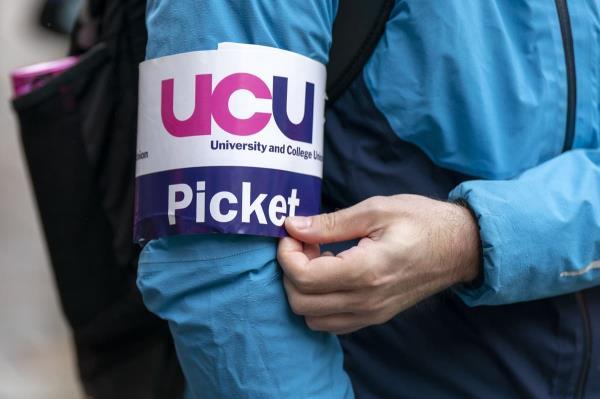 爱丁堡大学教师罢工抗议14亿英镑削减计划，教育危机引爆全网热议！