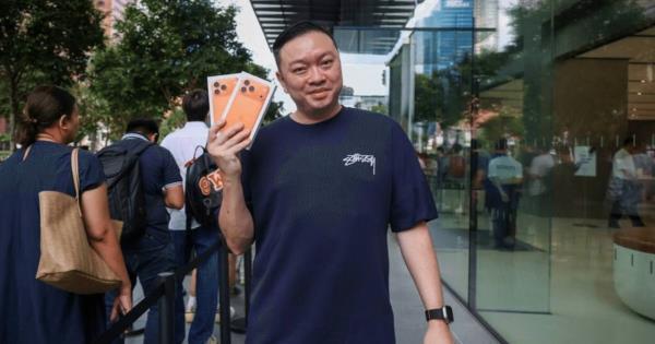 新加坡乌节路苹果店人潮涌动，iPhone 17系列首发引爆全场！