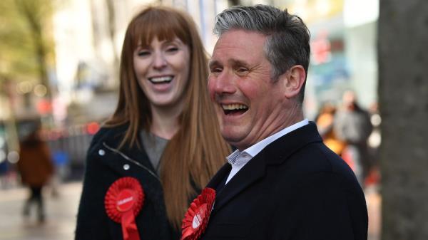 【英政坛逆袭】税案风波后，首相盛赞雷纳：底层逆袭的英国梦典范！

（注：采用"英政坛逆袭"制造冲突感，"税案风波"保留事件核心矛盾，"底层逆袭的英国梦  第1张