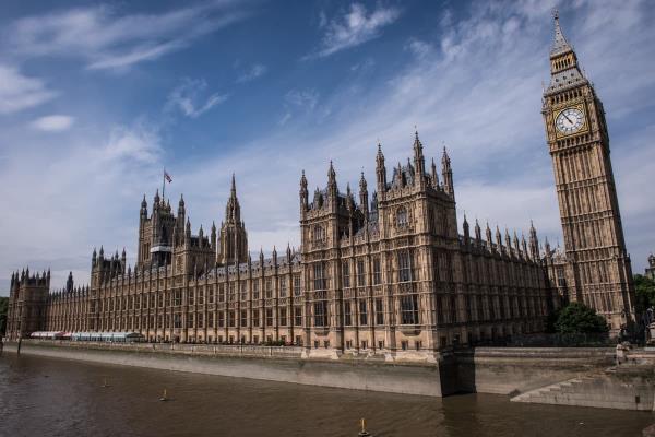 【英议会惊爆丑闻】首相质询会现场惊现“小电影”手机，幕后黑手竟在议会内部？！
