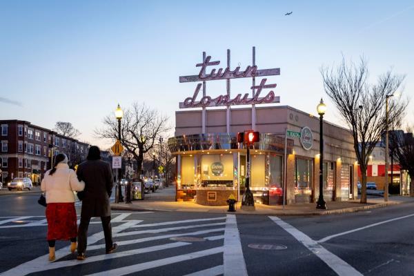 【波士顿新地标】Blank Street Coffee强势入驻奥斯顿，传奇老店Twin Donuts谢幕！咖啡控必打卡的网红新据点  第1张
