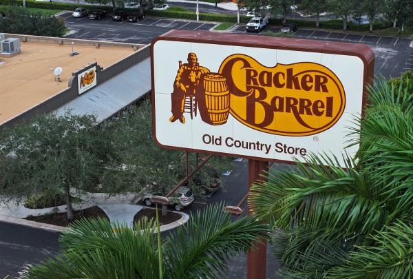 【突发】Cracker Barrel紧急叫停餐厅改造计划！新Logo引爆舆论风波，网友炸锅了！