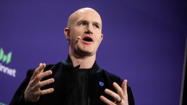 银行联手打压稳定币收益？Coinbase CEO怒斥：别再用“幽灵问题”吓唬人！

注：标题通过使用“联手打压”、“怒斥”等情绪化词汇增强冲突感，“幽灵问题”既保留原文“boogeyman”的比喻又符