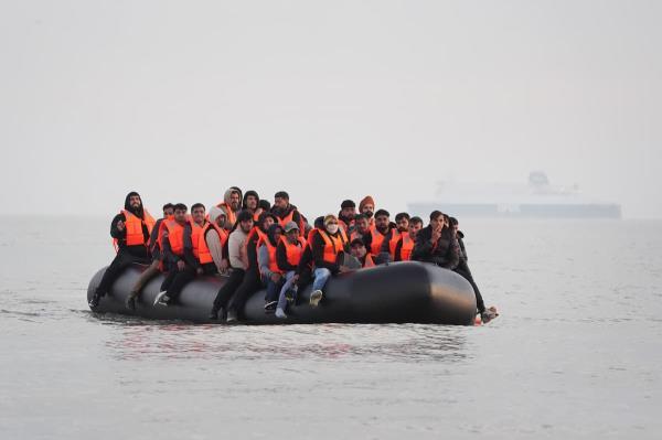 《英吉利海峡再酿悲剧！三名偷渡者遇难，最小死者仅幼童，法国海岸线成生死线》